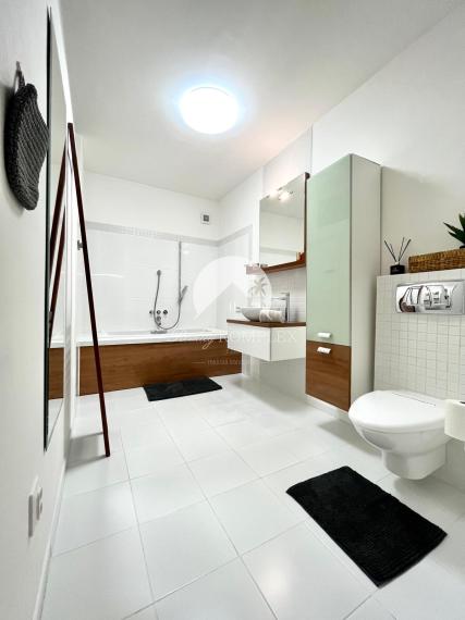 Reality KOMPLEX s.r.o., Vám EXKLUZÍVNE ponúka NA PRENÁJOM moderný 2 izbový byt v absolútnom centre mesta Komárna na Nádvorí Európy!