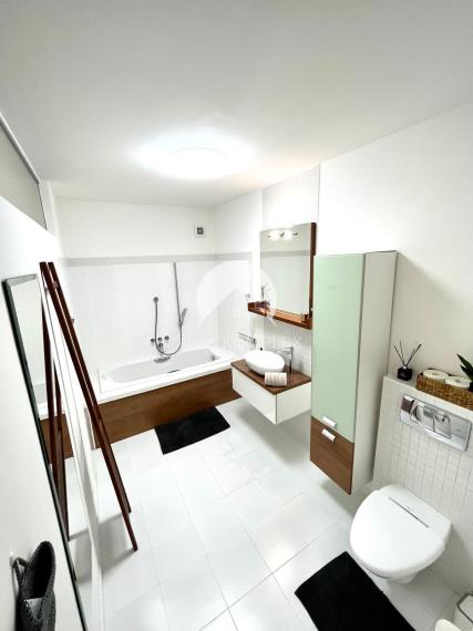 Reality KOMPLEX s.r.o., Vám EXKLUZÍVNE ponúka NA PRENÁJOM moderný 2 izbový byt v absolútnom centre mesta Komárna na Nádvorí Európy!