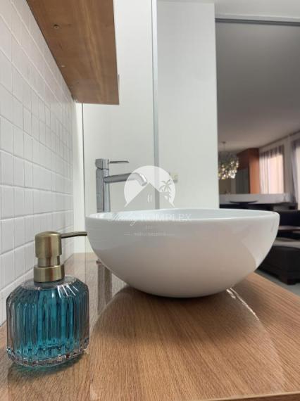 Reality KOMPLEX s.r.o., Vám EXKLUZÍVNE ponúka NA PRENÁJOM moderný 2 izbový byt v absolútnom centre mesta Komárna na Nádvorí Európy!