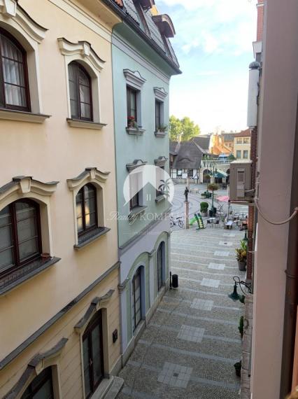 Reality KOMPLEX s.r.o., Vám EXKLUZÍVNE ponúka NA PRENÁJOM moderný 2 izbový byt v absolútnom centre mesta Komárna na Nádvorí Európy!