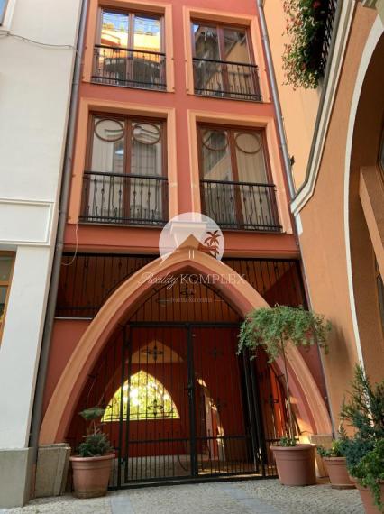 Reality KOMPLEX s.r.o., Vám EXKLUZÍVNE ponúka NA PRENÁJOM moderný 2 izbový byt v absolútnom centre mesta Komárna na Nádvorí Európy!