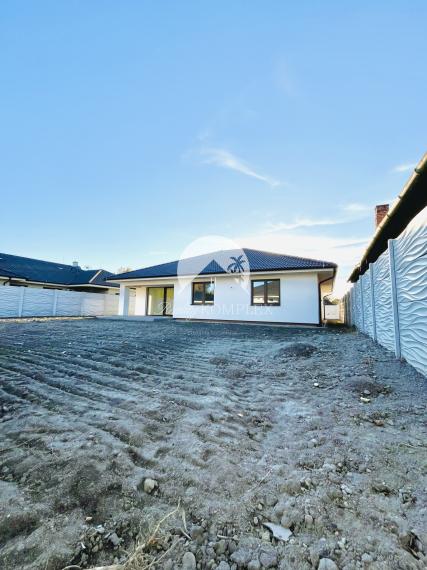 Reality KOMPLEX s.r.o., Vám ponúka na predaj moderný 4-izbový rodinný dom s garážou v Topoľníkoch