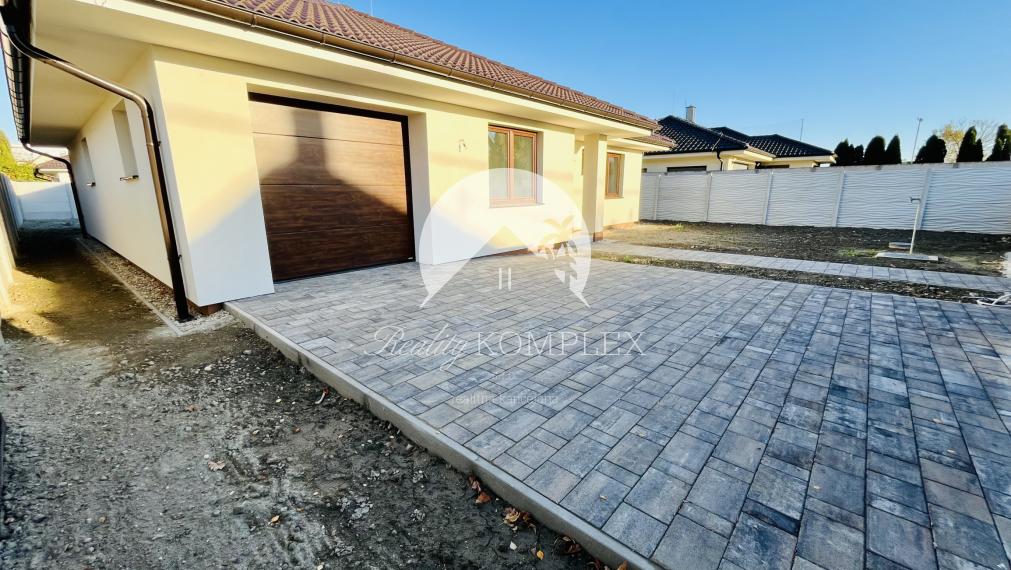 Reality KOMPLEX s.r.o., Vám ponúka na predaj moderný 4-izbový rodinný dom s garážou v Topoľníkoch