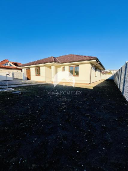 Reality KOMPLEX s.r.o., Vám ponúka na predaj moderný 4-izbový rodinný dom s garážou v Topoľníkoch