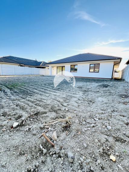 Reality KOMPLEX s.r.o., Vám ponúka na predaj moderný 4-izbový rodinný dom s garážou v Topoľníkoch