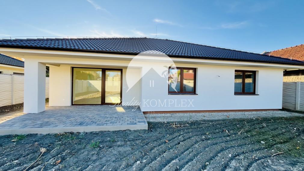 Reality KOMPLEX s.r.o., Vám ponúka na predaj moderný 4-izbový rodinný dom s garážou v Topoľníkoch