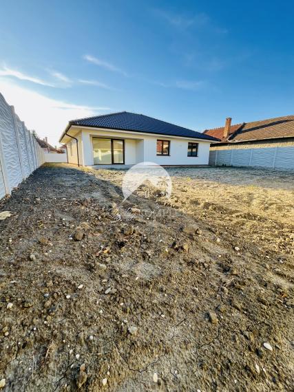 Reality KOMPLEX s.r.o., Vám ponúka na predaj moderný 4-izbový rodinný dom s garážou v Topoľníkoch