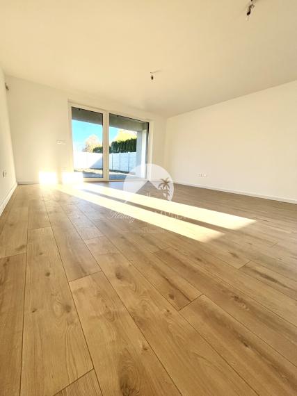 Reality KOMPLEX s.r.o., Vám ponúka na predaj moderný 4-izbový rodinný dom s garážou v Topoľníkoch