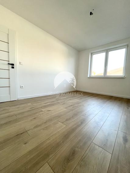 Reality KOMPLEX s.r.o., Vám ponúka na predaj moderný 4-izbový rodinný dom s garážou v Topoľníkoch