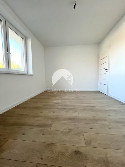 Reality KOMPLEX s.r.o., Vám ponúka na predaj moderný 4-izbový rodinný dom s garážou v Topoľníkoch