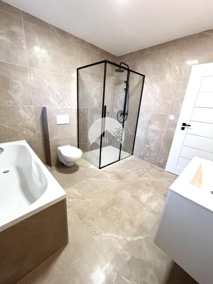 Reality KOMPLEX s.r.o., Vám ponúka na predaj moderný 4-izbový rodinný dom s garážou v Topoľníkoch