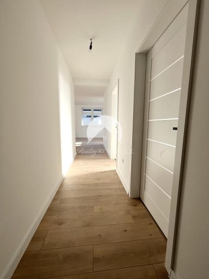 Reality KOMPLEX s.r.o., Vám ponúka na predaj moderný 4-izbový rodinný dom s garážou v Topoľníkoch