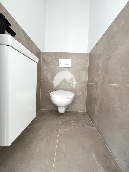 Reality KOMPLEX s.r.o., Vám ponúka na predaj moderný 4-izbový rodinný dom s garážou v Topoľníkoch