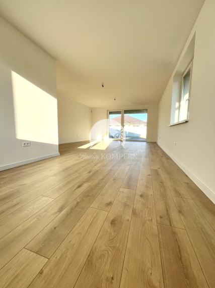 Reality KOMPLEX s.r.o., Vám ponúka na predaj moderný 4-izbový rodinný dom s garážou v Topoľníkoch