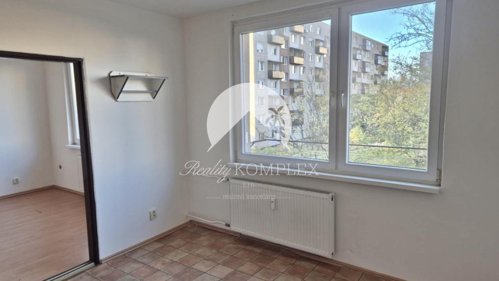 Reality KOMPLEX s.r.o., Vám ponúka na PREDAJ 1 izbový byt na Eotvosovej ulici v Meste Komárno.