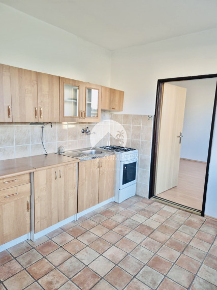 Reality KOMPLEX s.r.o., Vám ponúka na PREDAJ 1 izbový byt na Eotvosovej ulici v Meste Komárno.