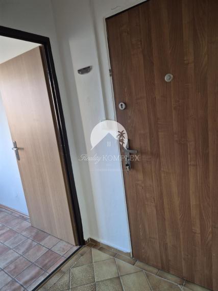 Reality KOMPLEX s.r.o., Vám ponúka na PREDAJ 1 izbový byt na Eotvosovej ulici v Meste Komárno.