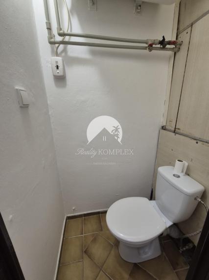 Reality KOMPLEX s.r.o., Vám ponúka na PREDAJ 1 izbový byt na Eotvosovej ulici v Meste Komárno.