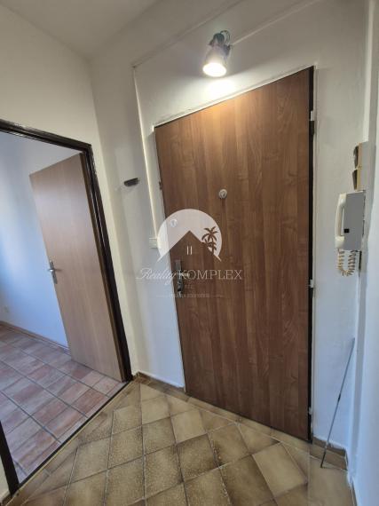 Reality KOMPLEX s.r.o., Vám ponúka na PREDAJ 1 izbový byt na Eotvosovej ulici v Meste Komárno.