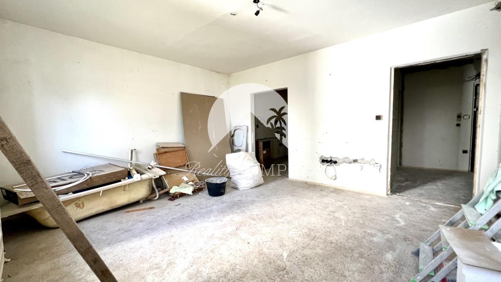 Reality KOMPLEX s.r.o. ponúka na predaj priestranný 1-izbový byt v Komárne