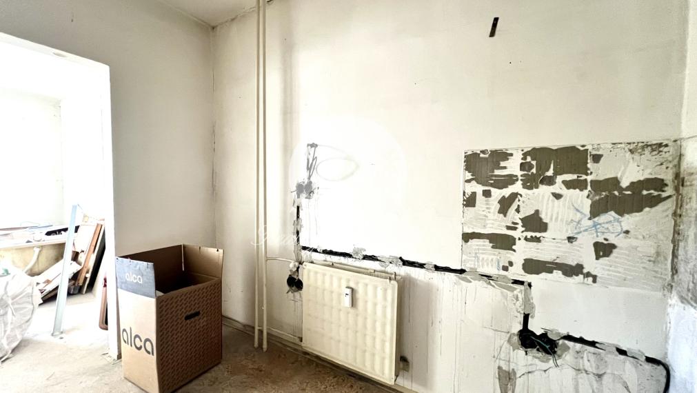 Reality KOMPLEX s.r.o. ponúka na predaj priestranný 1-izbový byt v Komárne