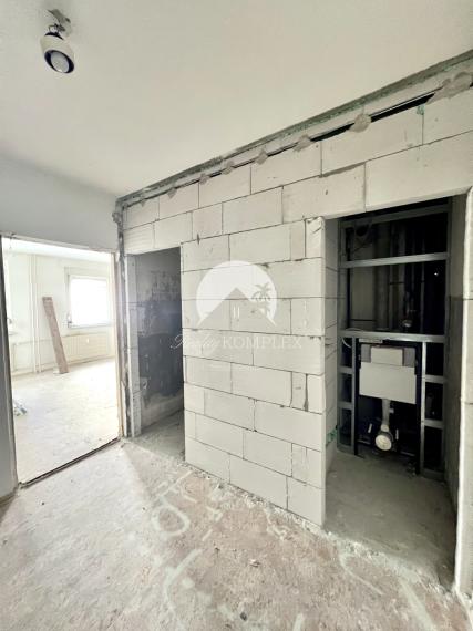 Reality KOMPLEX s.r.o. ponúka na predaj priestranný 1-izbový byt v Komárne