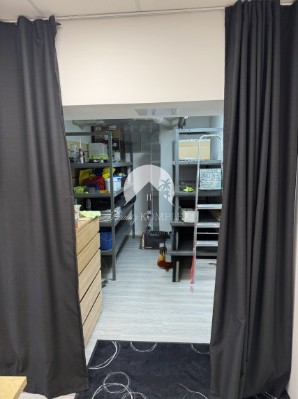 Reality KOMPLEX s.r.o. Vám ponúka na prenájom plne zariadený priestor nachádzajúci sa priamo v centre Komárna.