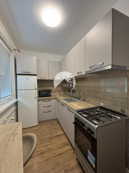 Reality KOMPLEX s.r.o. ponúka na PRENÁJOM pekný 2 izbový byt v Komárne