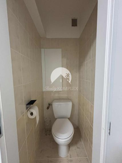 Reality KOMPLEX s.r.o. ponúka na PRENÁJOM pekný 2 izbový byt v Komárne