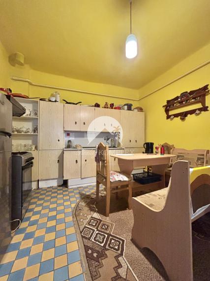 Reality KOMPLEX s.r.o.,Vám  ponúka starší  4 izbový rodinný dom  v pokojnej časti Mesta Komárno !