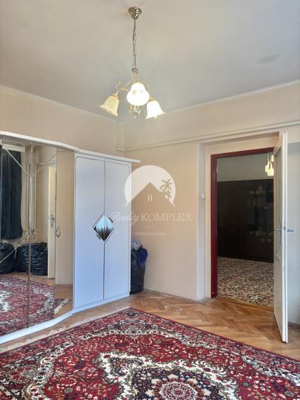 Reality KOMPLEX s.r.o.,Vám  ponúka starší  4 izbový rodinný dom  v pokojnej časti Mesta Komárno !