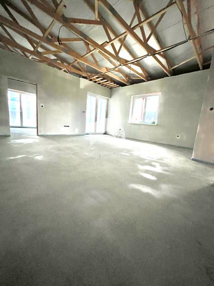 Reality KOMPLEX s.r.o., Vám ponúka na predaj moderný dvojdom s nízkonákladovým vykurovaním v obci Okoč