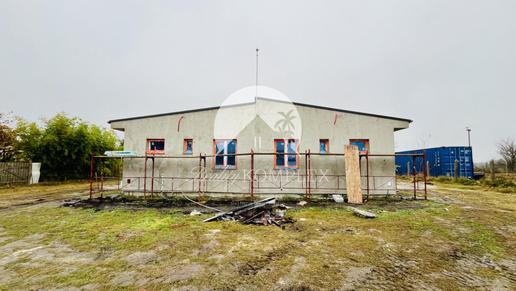 Reality KOMPLEX s.r.o., Vám ponúka na predaj moderný dvojdom s nízkonákladovým vykurovaním v obci Okoč