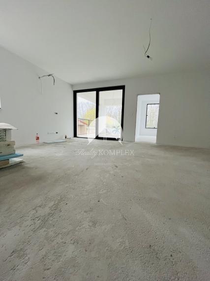 Reality KOMPLEX s.r.o., Vám ponúka na predaj moderný dvojdom v tichej obci Povoda,len pár minút od Dunajskej Stredy