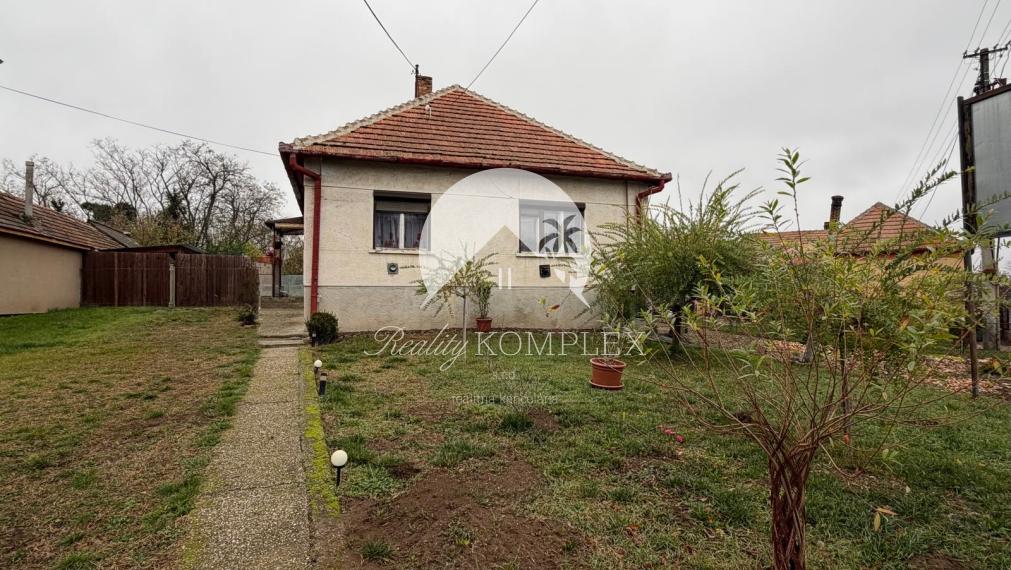 Reality KOMPLEX s.r.o. Vám EXKLUZÍVNE ponúka na predaj priestranný 4-izbový rodinný dom v meste Hurbanovo.