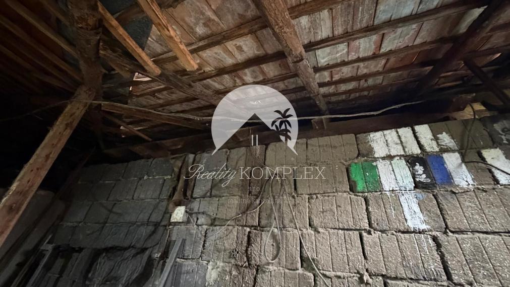 Reality KOMPLEX s.r.o. Vám EXKLUZÍVNE ponúka na predaj priestranný 4-izbový rodinný dom v meste Hurbanovo.