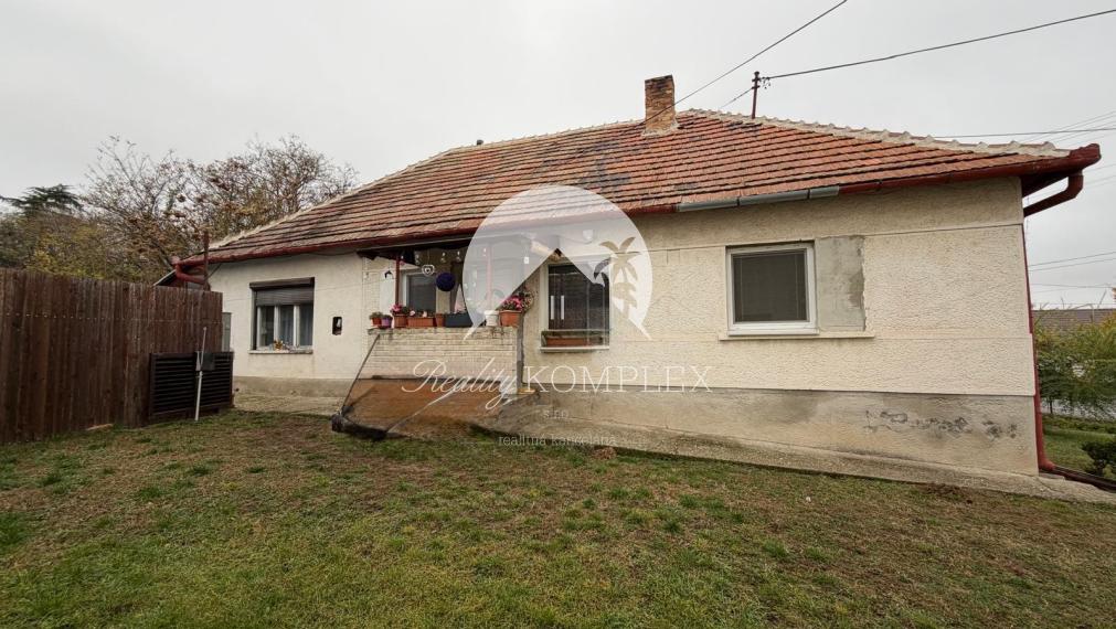 Reality KOMPLEX s.r.o. Vám EXKLUZÍVNE ponúka na predaj priestranný 4-izbový rodinný dom v meste Hurbanovo.