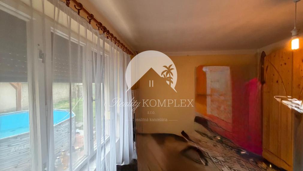 Reality KOMPLEX s.r.o. Vám EXKLUZÍVNE ponúka na predaj priestranný 4-izbový rodinný dom v meste Hurbanovo.