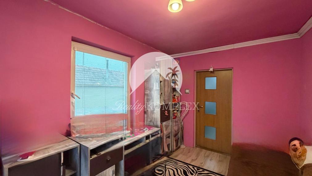 Reality KOMPLEX s.r.o. Vám EXKLUZÍVNE ponúka na predaj priestranný 4-izbový rodinný dom v meste Hurbanovo.