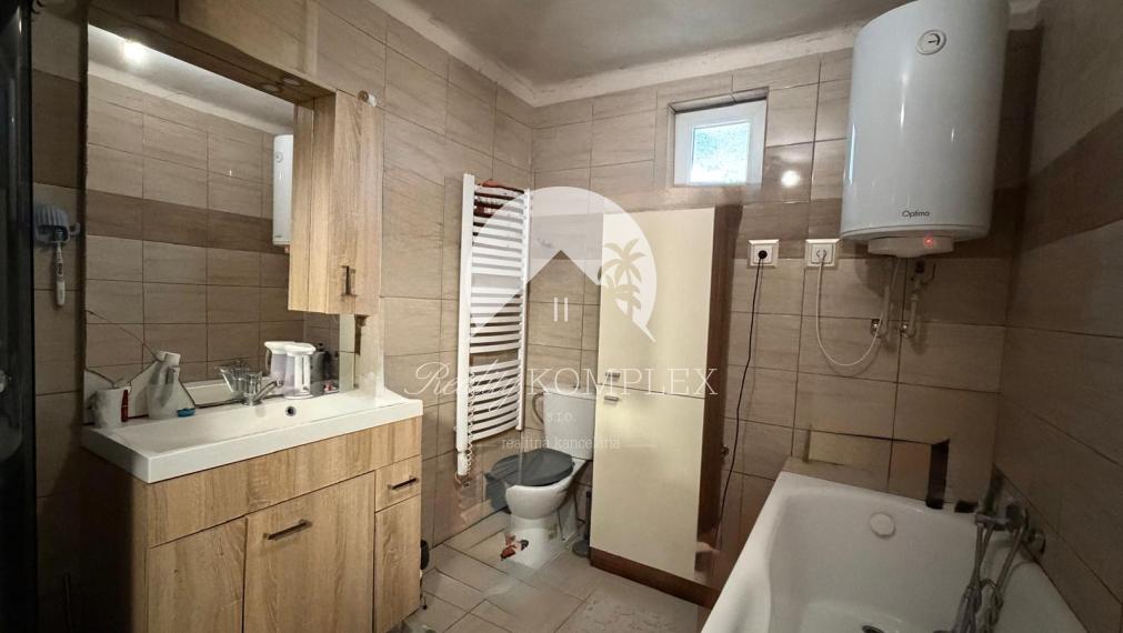 Reality KOMPLEX s.r.o. Vám EXKLUZÍVNE ponúka na predaj priestranný 4-izbový rodinný dom v meste Hurbanovo.