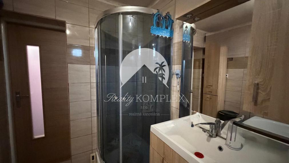 Reality KOMPLEX s.r.o. Vám EXKLUZÍVNE ponúka na predaj priestranný 4-izbový rodinný dom v meste Hurbanovo.