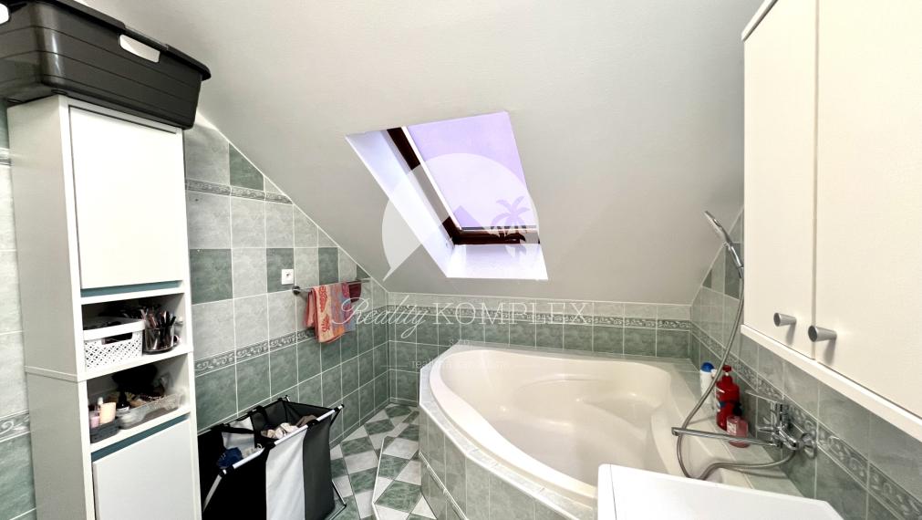 Reality KOMPLEX s.r.o. ponúka na PRENÁJOM veľkometrážny 3 izbový byt v Dunajskej Strede