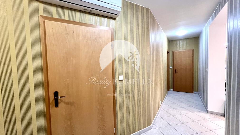 Reality KOMPLEX s.r.o. ponúka na PRENÁJOM veľkometrážny 3 izbový byt v Dunajskej Strede