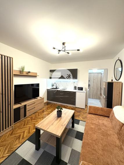 Reality KOMPLEX s.r.o.,Vám ponúka od spoľahlivého majiteľa na prenájom, čerstvo a moderne zrekonštruovanú, kompletne zariadenú garsonku vo výbornej lokalite v Komárne !!!