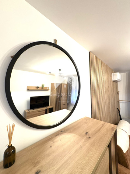 Reality KOMPLEX s.r.o.,Vám ponúka od spoľahlivého majiteľa na prenájom, čerstvo a moderne zrekonštruovanú, kompletne zariadenú garsonku vo výbornej lokalite v Komárne !!!