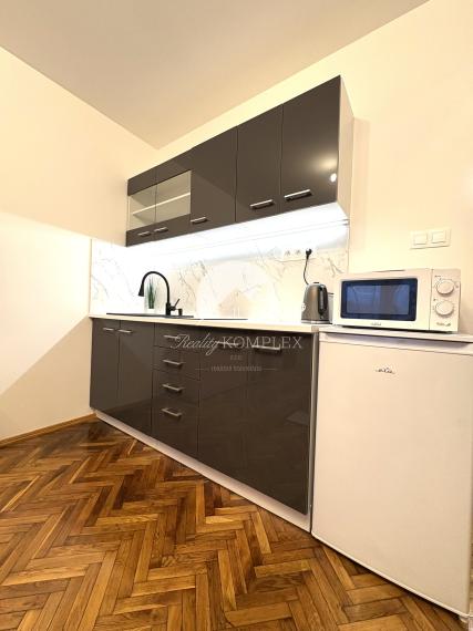 Reality KOMPLEX s.r.o.,Vám ponúka od spoľahlivého majiteľa na prenájom, čerstvo a moderne zrekonštruovanú, kompletne zariadenú garsonku vo výbornej lokalite v Komárne !!!