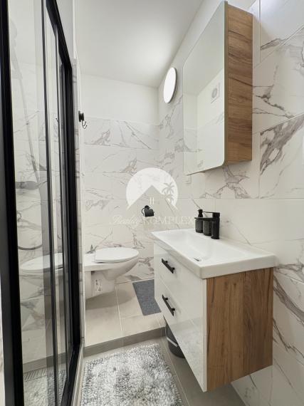 Reality KOMPLEX s.r.o.,Vám ponúka od spoľahlivého majiteľa na prenájom, čerstvo a moderne zrekonštruovanú, kompletne zariadenú garsonku vo výbornej lokalite v Komárne !!!