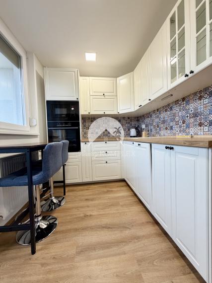 Reality KOMPLEX s.r.o. Vám ponúka na prenájom krásny, moderne zrekonštruovaný 2-izbový byt!