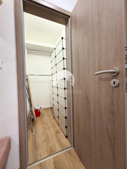 Reality KOMPLEX s.r.o. Vám ponúka na prenájom krásny, moderne zrekonštruovaný 2-izbový byt!