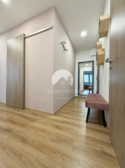 Reality KOMPLEX s.r.o. Vám ponúka na prenájom krásny, moderne zrekonštruovaný 2-izbový byt!